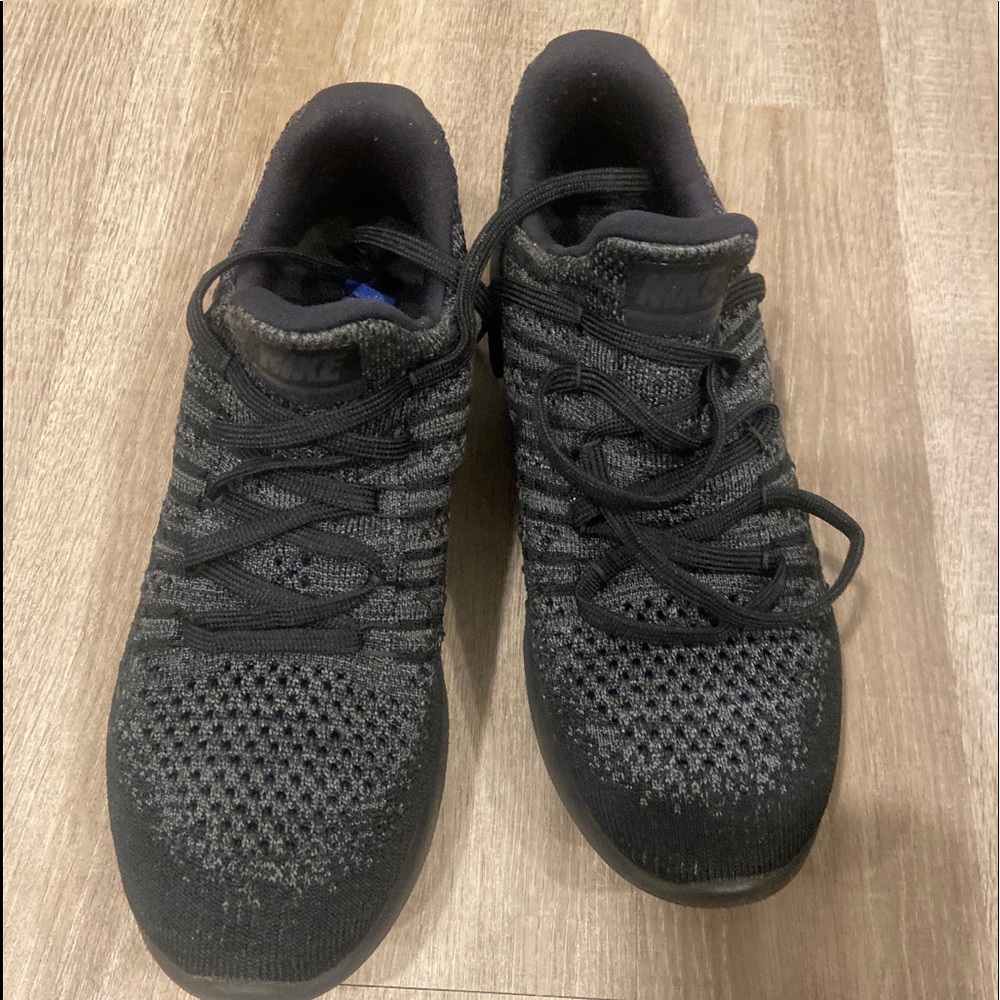 Nike women’s black sneakers